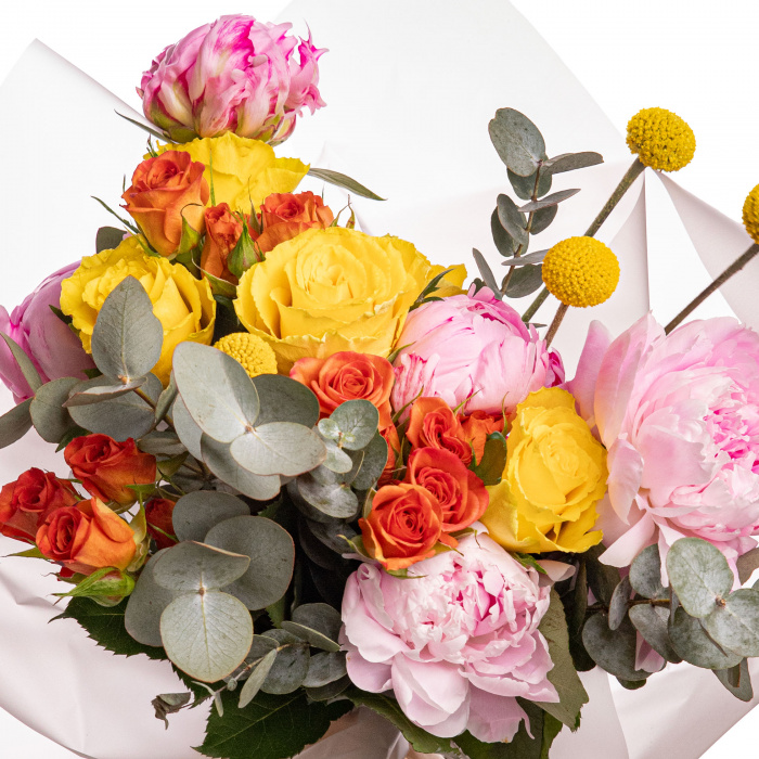 Detaliu de aproape cu florile din buchet cu bujori si trandafiri galbeni, colorat si romantic, varianta Premium, compus din 5 bujori roz, 4 flori de craspedia, 2 crengute de eucalipt, 3 trandafiri ramificati portocalii, 5 trandafiri galbeni
