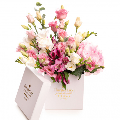 Aranjament cu flori roz in cutie