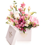 Aranjament cu flori roz in cutie – Premium