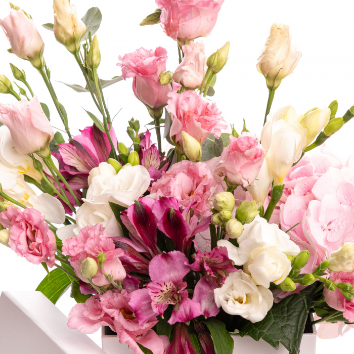 Aranjament cu flori roz in cutie – imaginea 2