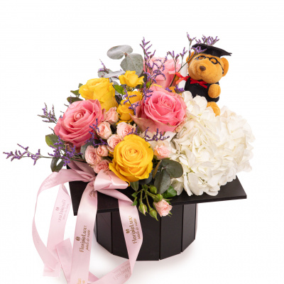 Aranjament floral in toca „Graduation Cheers”