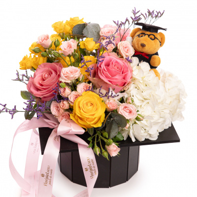 Aranjament floral in toca „Graduation Cheers”