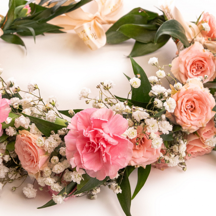 Coronita de premiere cu flori naturale roz – imaginea 2