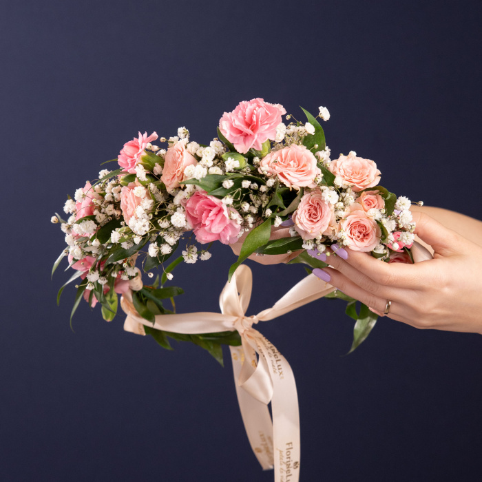 Coronita de premiere cu flori naturale roz – imaginea 3