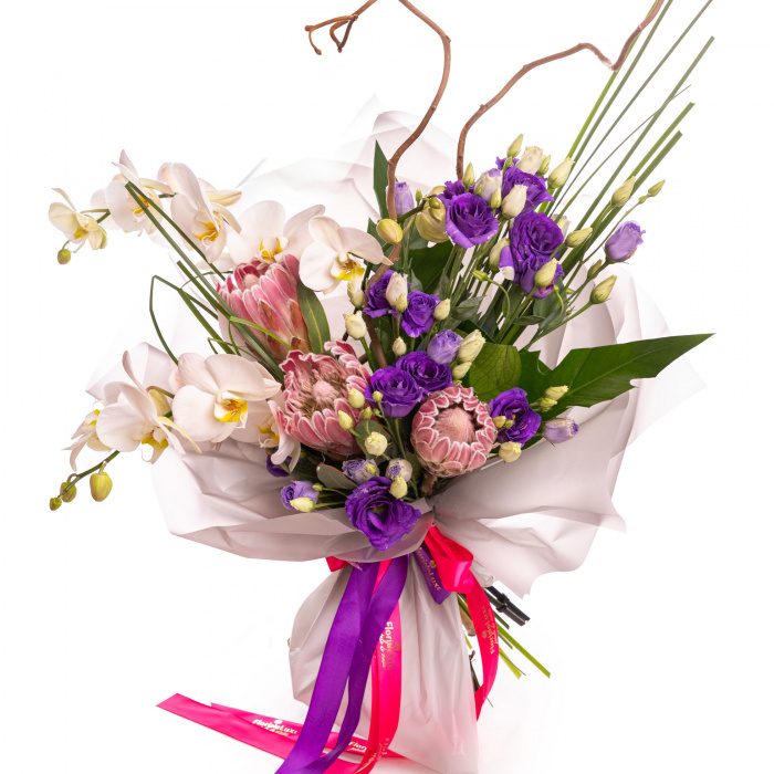 Buchet de flori cu protea si orhidee in ambalaj alb pe un fundal alb