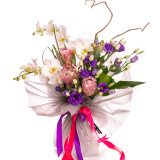 Buchet de flori cu protea si orhidee in ambalaj alb pe un fundal alb