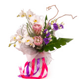 Buchet de flori cu protea si orhidee in ambalaj alb pe un fundal alb