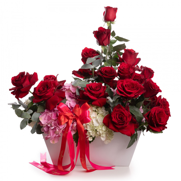 Aranjament floral cu trandafiri rosii si eucalipt pentru majorat in cutie alba, pe un fundal alb