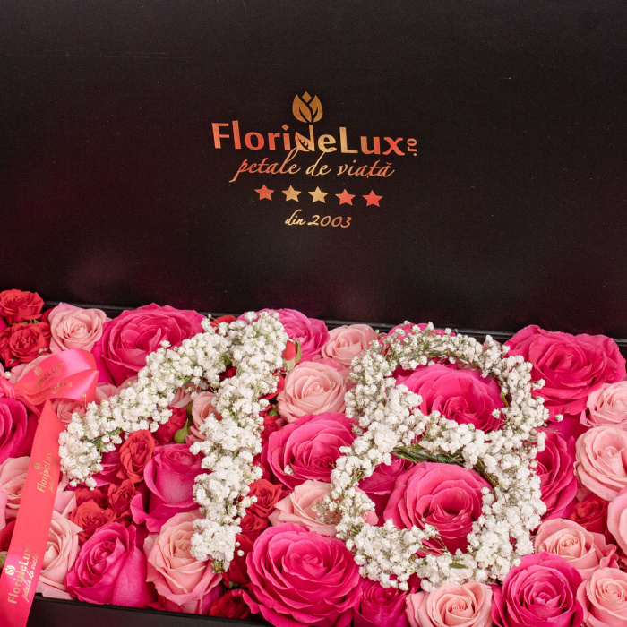 Aranjament floral, in cutie neagra, cu trandafiri roz si 18 ani scris cu gypsophila, pentru cadou de majorat, detaliu