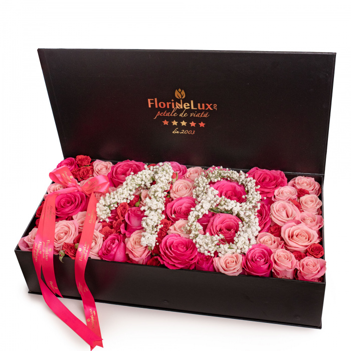 Aranjament floral, in cutie neagra, cu trandafiri roz si 18 ani scris cu gypsophila, pentru cadou de majorat, vedere frontala