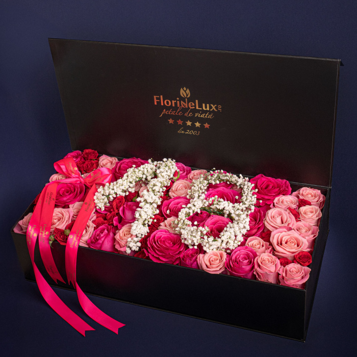 Aranjament floral, in cutie neagra, cu trandafiri roz si 18 ani scris cu gypsophila, pentru cadou de majorat, marime