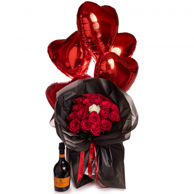 Buchet de trandafiri rosii de majorat in ambalaj negru cu baloane rosii in forma de inima si vin, varianta premium