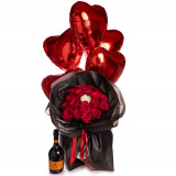 Buchet de trandafiri rosii de majorat in ambalaj negru cu baloane rosii in forma de inima si vin, varianta premium
