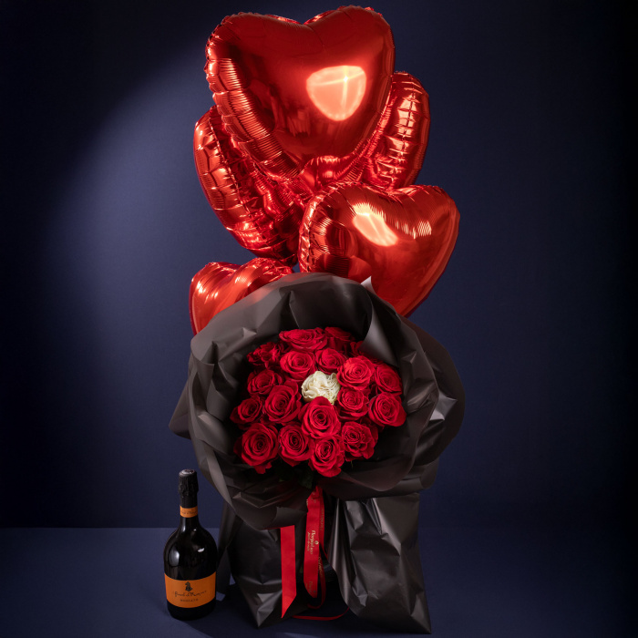 Buchet de trandafiri rosii de majorat in ambalaj negru cu baloane rosii in forma de inima si vin, varianta premium, marime