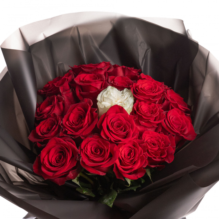 Buchet de trandafiri rosii de majorat in ambalaj negru si sampanie, varianta deluxe, detaliu