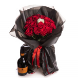 Buchet de trandafiri rosii de majorat in ambalaj negru si vin, varianta deluxe