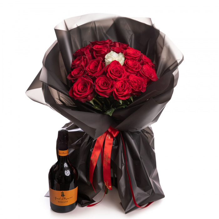 Buchet de trandafiri rosii de majorat in ambalaj negru si vin, varianta deluxe