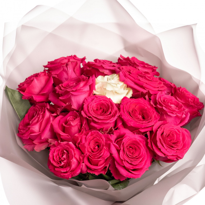 Buchet de trandafiri roz de majorat in ambalaj alb cu baloane rotunde si sampanie, varianta premium, detaliu