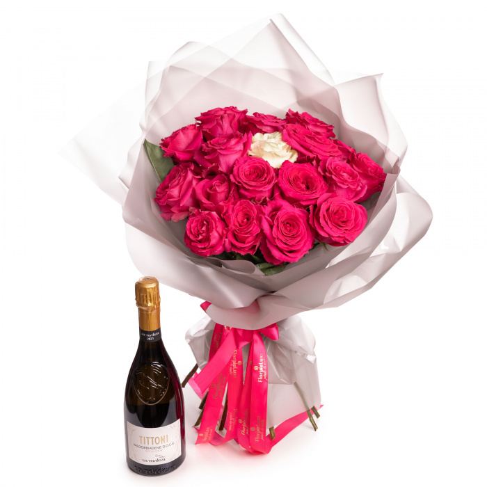 Buchet de trandafiri roz de majorat in ambalaj alb si sampanie, varianta deluxe, pe un fundal alb