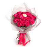 Buchet de trandafiri roz de majorat in ambalaj alb, varianta standard, pe un fundal alb