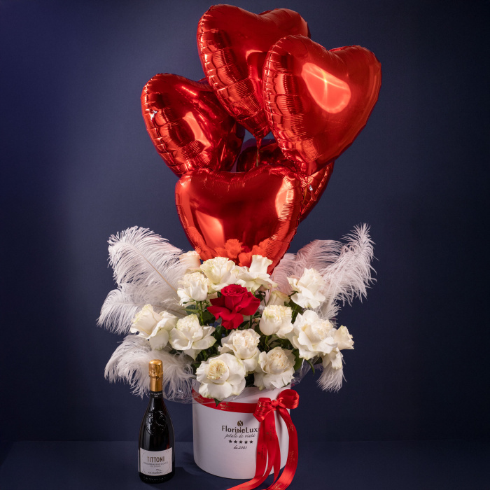 Cadou de majorat in aranjament floral cu trandafiri albi, baloane inima rosie si vin, varianta premium, marime