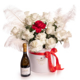 Cadou de majorat in aranjament floral cu trandafiri albi si vin, varianta deluxe