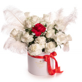 Cadou de majorat in aranjament floral cu trandafiri albi varianta standard