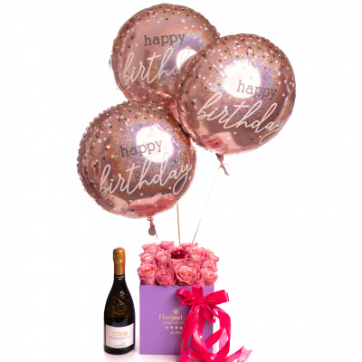 Cadou majorat in aranjament floral cu trandafiri roz, baloane si vin, varianta premium, pe un fundal alb