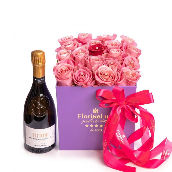 Cadou majorat in aranjament floral cu trandafiri roz, baloane, varianta deluxe, pe un fundal alb