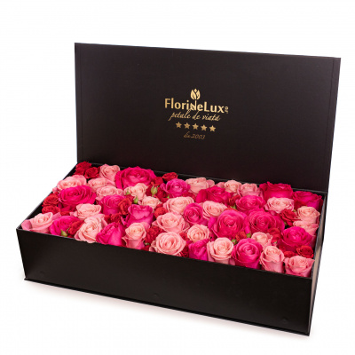 Cadou majorat in aranjament floral cu trandafiri roz in cutie neagra, varianta premium, pe un fundal alb