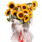 Buchet de flori cadou cu floarea-soarelui, eucalipt si pene, varianta premium, pe un fundal alb, perspectiva