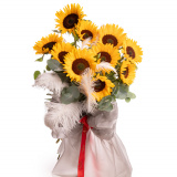 Buchet de flori cadou cu floarea-soarelui, eucalipt si pene, varianta deluxe, pe un fundal alb, perspectiva