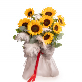 Buchet de flori cadou cu floarea-soarelui, eucalipt si pene, varianta standard, pe un fundal alb, perspectiva