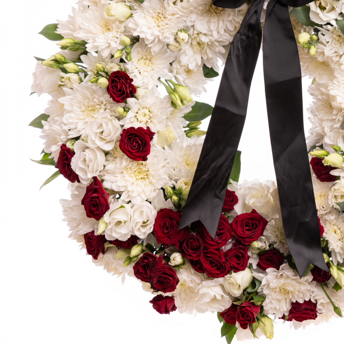 Coroana funerara cu crizanteme albe, eustoma si trandafiri rosii – imaginea 2