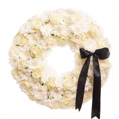 Coroana funerara din flori naturale cu crizanteme si trandafiri albi, pe un fundal alb