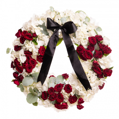 Coroana funerara deosebita din flori naturale cu hortensii albe si trandafiri rosii, pe un fundal alb