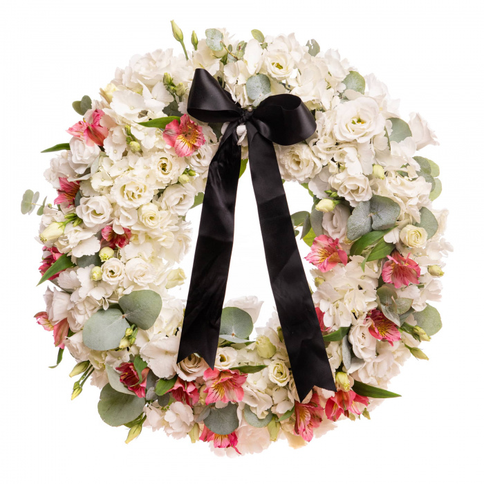 Coroana funerara deosebita din flori naturale cu hortensii albe, alstroemeria si trandafiri roz, pe un fundal alb
