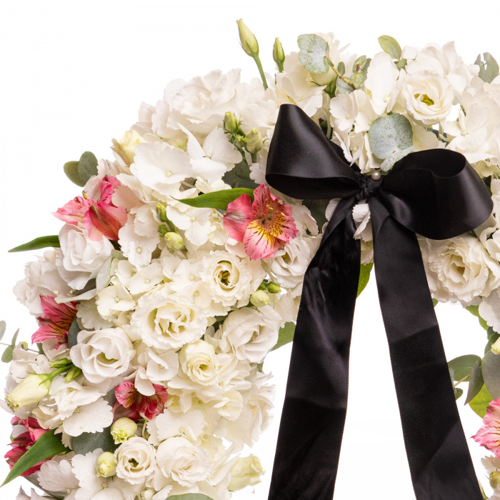 Coroana funerara deosebita din flori naturale cu hortensii albe, alstroemeria si trandafiri roz, detaliu, pe un fundal alb