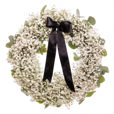Coroana funerara deosebita cu flori naturale cu gypsophila si eucalipt, pe un fundal alb