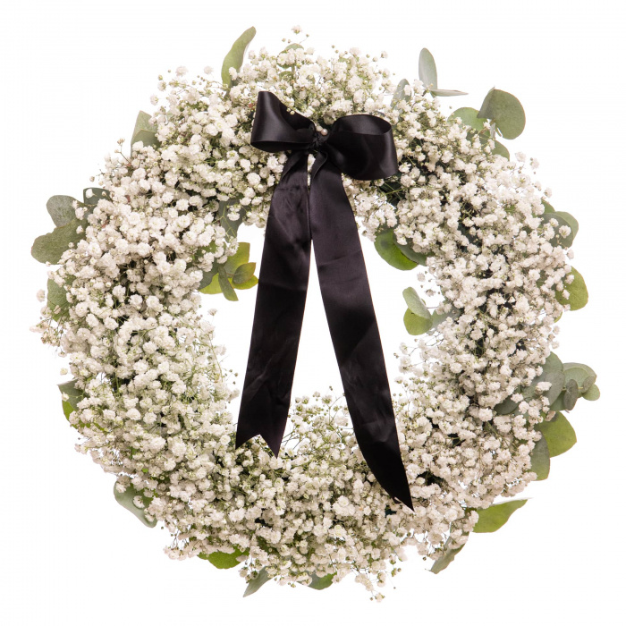 Coroana funerara deosebita cu flori naturale cu gypsophila si eucalipt, pe un fundal alb
