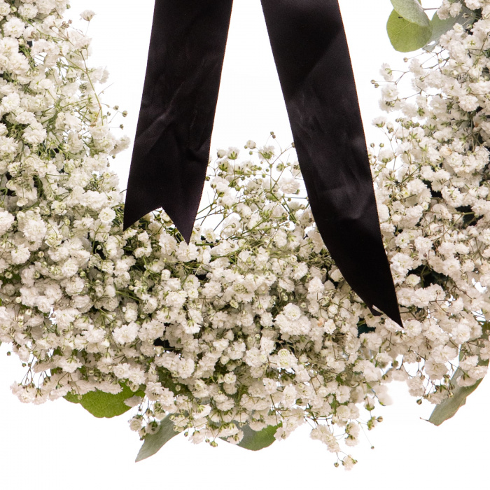 Coroana funerara deosebita cu flori naturale cu gypsophila si eucalipt, detaliu, pe un fundal alb