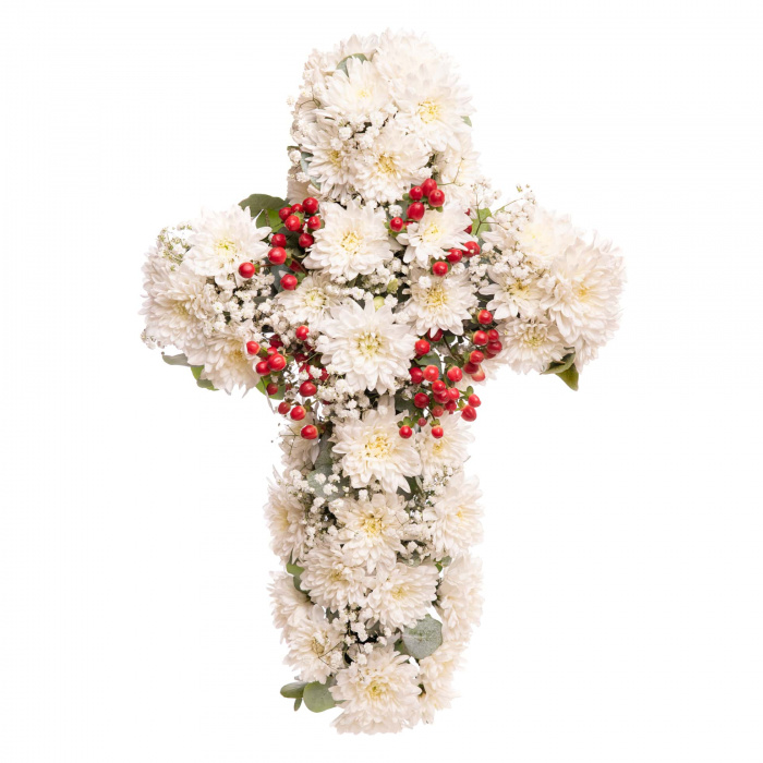 Cruce funerara deosebita din flori naturale cu crizanteme albe, gypso si hypericum, pe un fundal alb