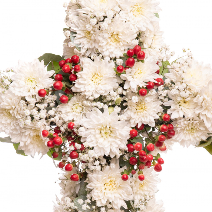 Cruce funerara deosebita din flori naturale cu crizanteme albe, gypso si hypericum, detaliu, pe un fundal alb