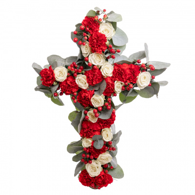 Cruce funerara deosebita din flori naturale cu garoafe rosii si trandafiri albi, pe un fundal alb