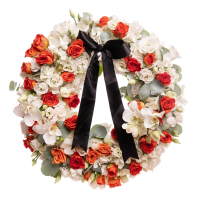 Coroana funerara deosebita din flori naturale cu garoafe rosii, hypericum si eucalipt, pe un fundal alb