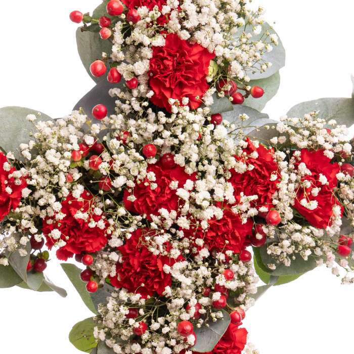 Cruce funerara deosebita din flori naturale cu garoafe rosii, hypericum si gypso, detaliu, pe un fundal alb