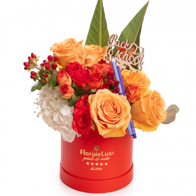 Aranjament floral cu trandafiri rosii si portocalii si hortensii de back to school, varianta premium, pe un fundal alb