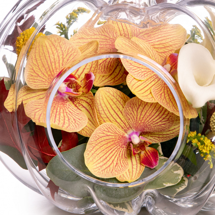 Aranjament floral cu orhidee si cale în dovleac de sticla