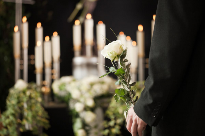 Ce flori se duc la inmormantare? Ghid complet