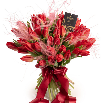 Buchet 49 lalele rosii romantice